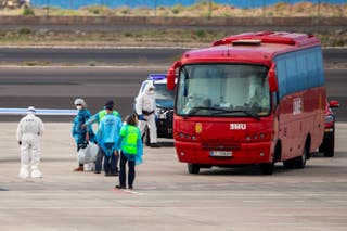 Putnici su vojnim autobusom odvezeni u zračnu luku prije nego što su ušli u zrakoplov francuske vlade